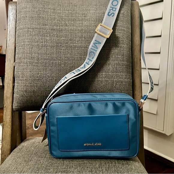 NWT Michael Kors Jet Set Blue Large Nylon Gabardine Crossbody Bag w/ Logo Strap - Picture 2 of 16